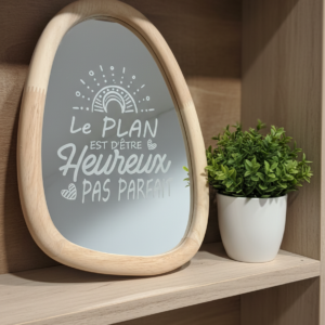 Miroir gravé avec citation 'Le plan est d'être heureux, pas parfait', création laser sur mesure par DID ART CUSTOM à Chelles, déco motivation et livraison France
