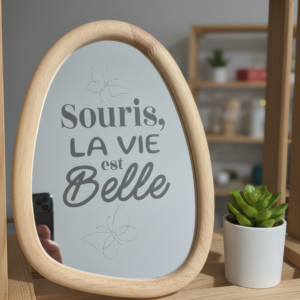 Miroir gravé avec citation 'Souris, la vie est belle', personnalisation au laser par DID ART CUSTOM à Chelles, cadeau unique et livraison dans toute la France