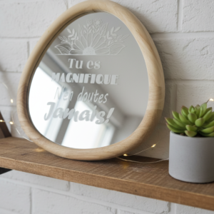 Miroir gravé avec message positif 'Tu es magnifique n'en doute jamais', création personnalisée au laser par DID ART CUSTOM à Chelles, livraison France